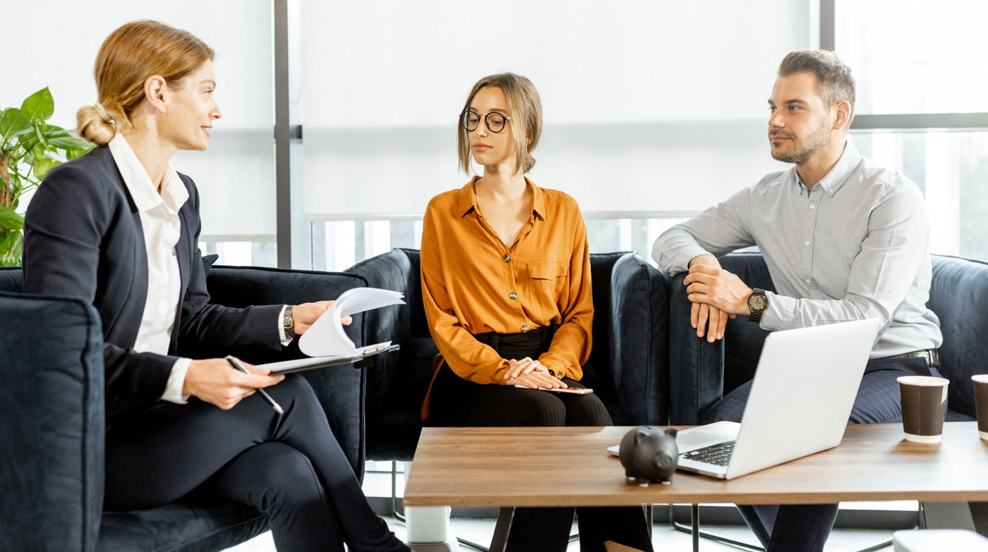 Espace conseil professionnel moderne dans une agence bancaire avec mobilier contemporain et espaces de réunion vitrés
