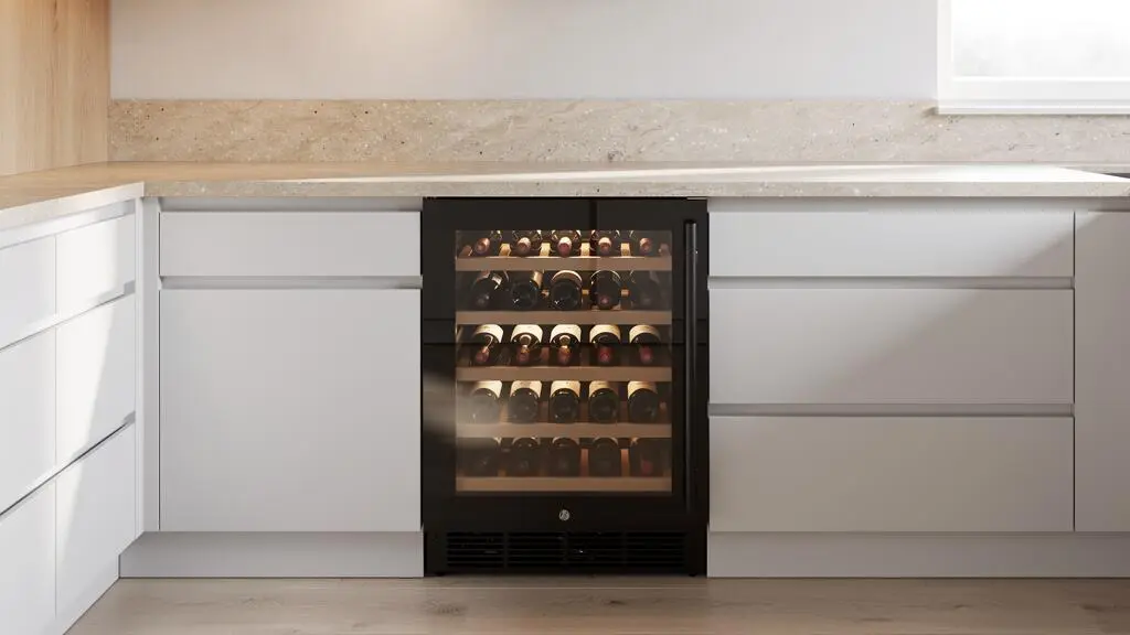 Cave à vin encastrée intégrée dans une cuisine moderne avec meubles blancs